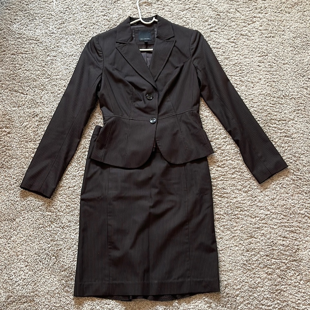 The Limited- Beautiful women’s Brown pin striped skirt suit